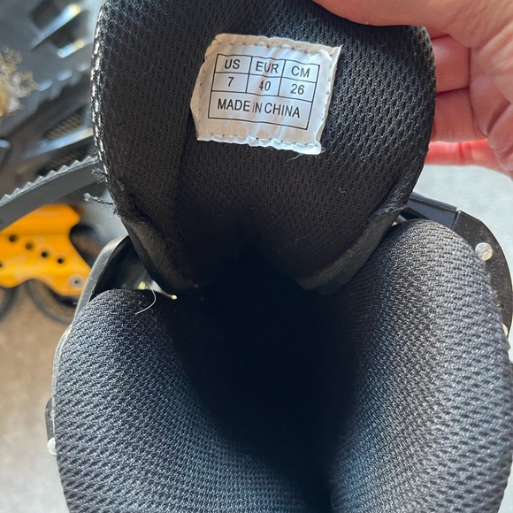 Black and gold roller blades 🛼 - Picture 4 of 4